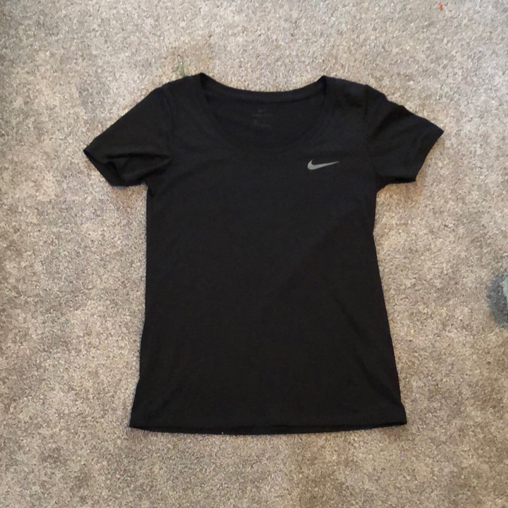 Black nike t shirt size-> xs